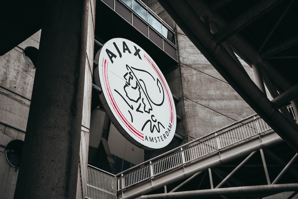 Het krachtige Ajax logo. Geschiedenis en betekenis.